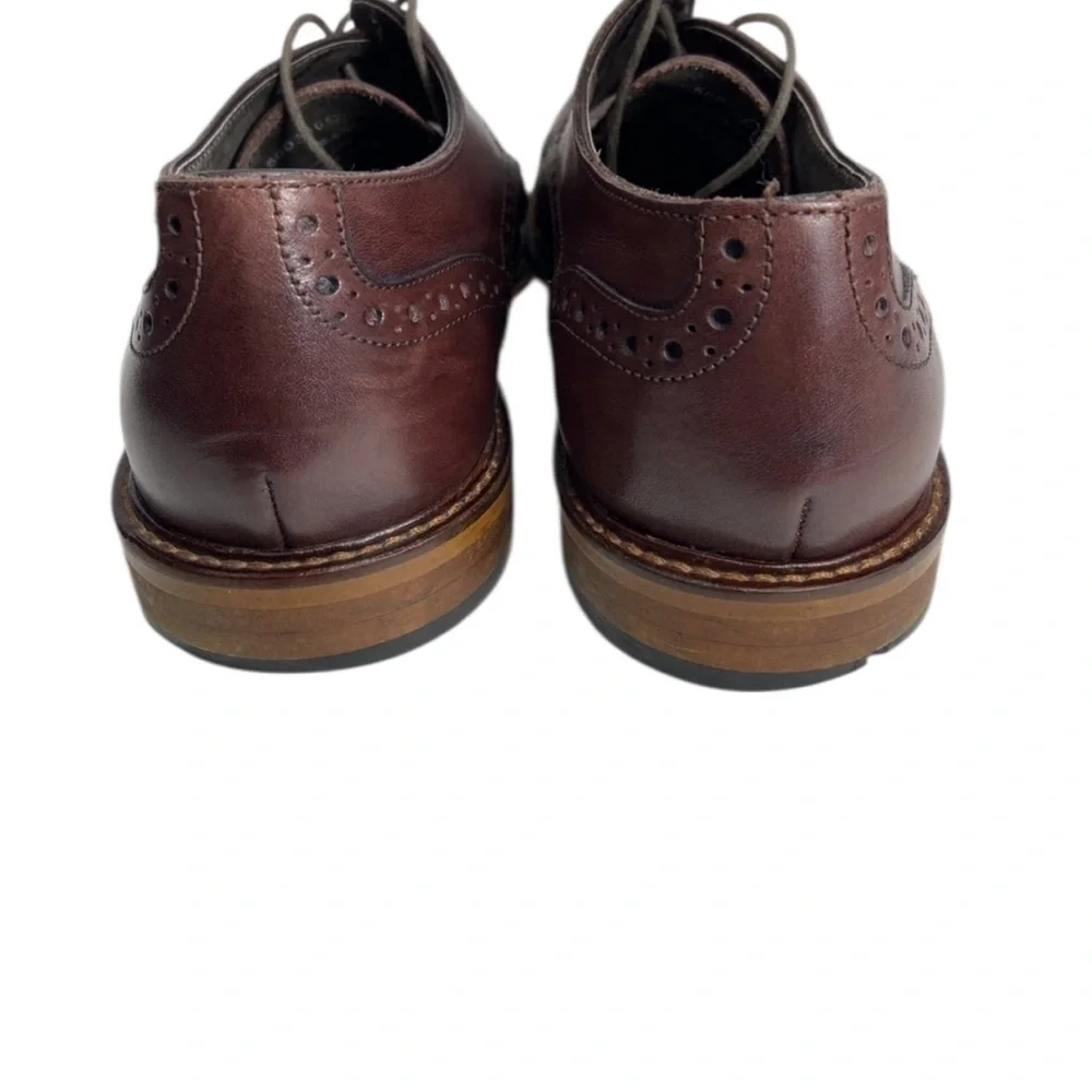 Size 10 Joseph Abboud leather wingtip Oxford shoes in excellent condition​